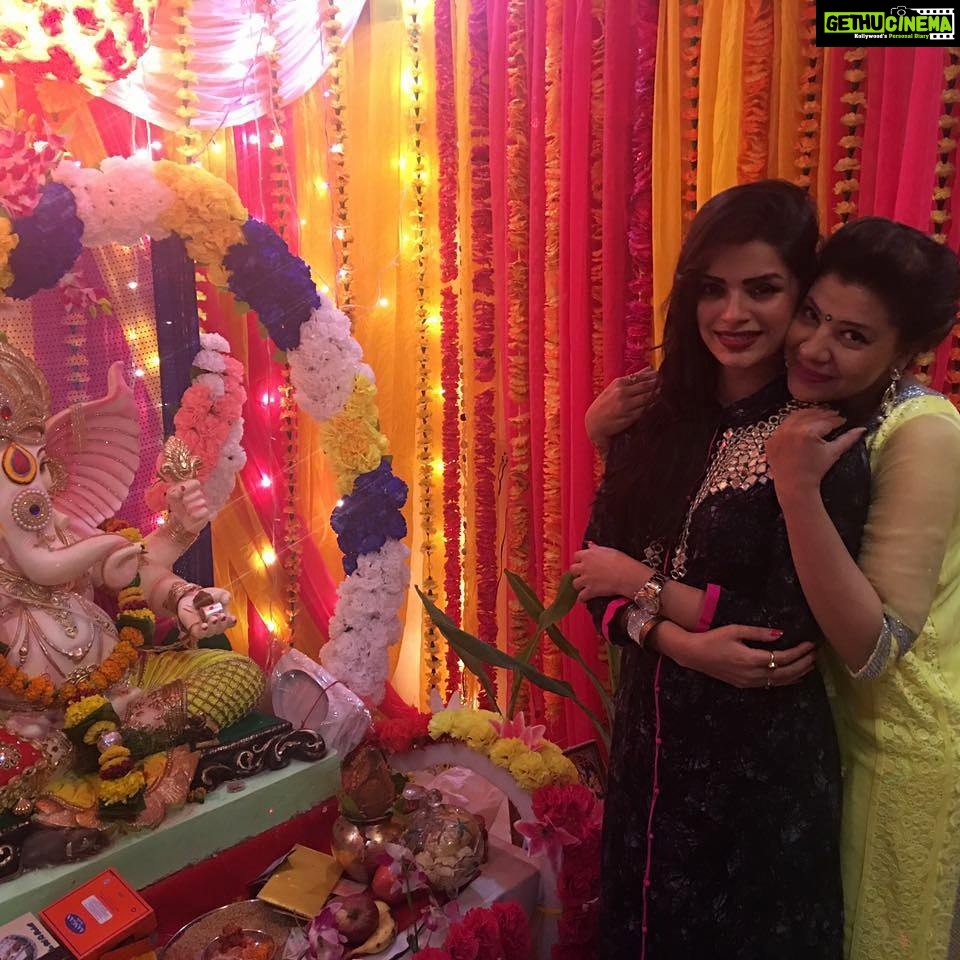 Sonali Raut Instagram - After missing first two days of Ganesh Chaturthi Celebration. Finally visited @sambhavanasethofficial house for Ganpati Puja. Mesmerising Decor. Beautiful Bappa! #ganpati #mumbai #peace #positivevibes