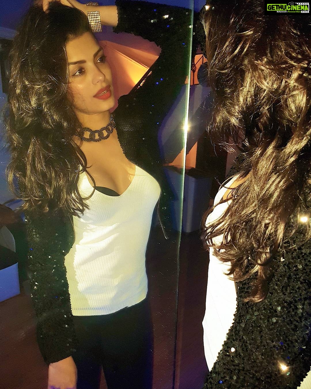 Sonali Raut Instagram - Mirror mirror on the wall tell me who's the hottest of them all😉