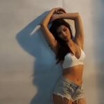 Sonali Raut Instagram - #reelsinstagram #jalebibaby #bts #btsedits #fashiongram #photography #fitness #fashion #reelsvideo #reelitfeelit