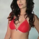 Sonali Raut Instagram - #shootdiaries #shootmode #bts #btsedits #reelsinstagram #reelsinstagram #reelitfeelit Photographer @rohitzutshi17 Stylish Bra @candyskinofficial Designer Pants @kavita_sonchatra