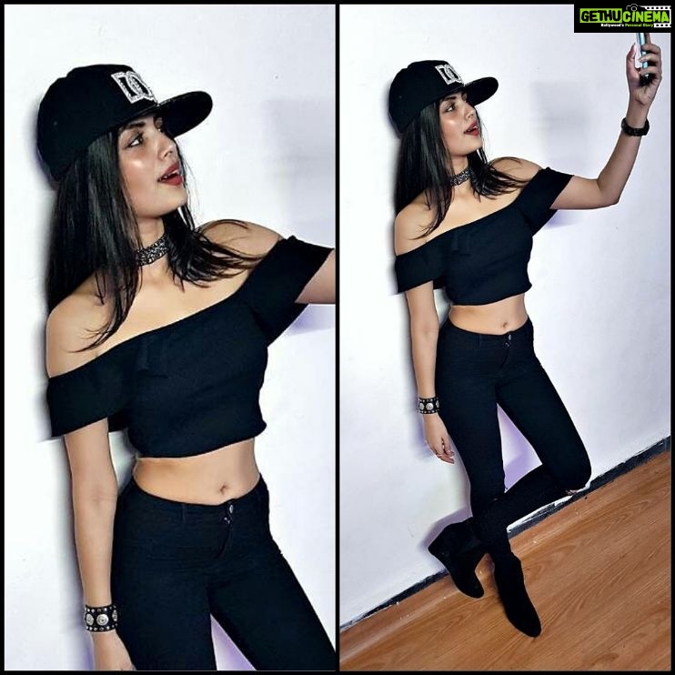 Sonali Raut Instagram - But first lemme take a sexy selfie. 😏😉 #selfie #sexy #black #color