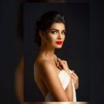 Sonali Raut Instagram - Too glam to give a damn! 👊🏻 #glam #redlips #love #bold #beyou #tgifridays