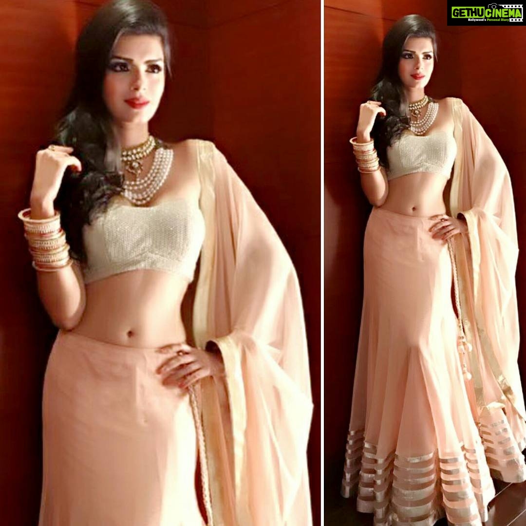 Sonali Raut Instagram - #Delhi wali wedding! #GotClicked #WeddingAppearance #Ethnic #Poser #WeddingScene #WorkLife