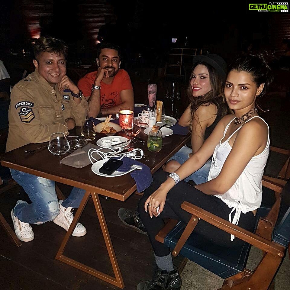 Sonali Raut Instagram - Great time with #SukhwinderSingh, #GizeleThakral & Firoz Lakdawala this weekend. #DinnerTime #Friends #Hangout #HappyTime #Posers