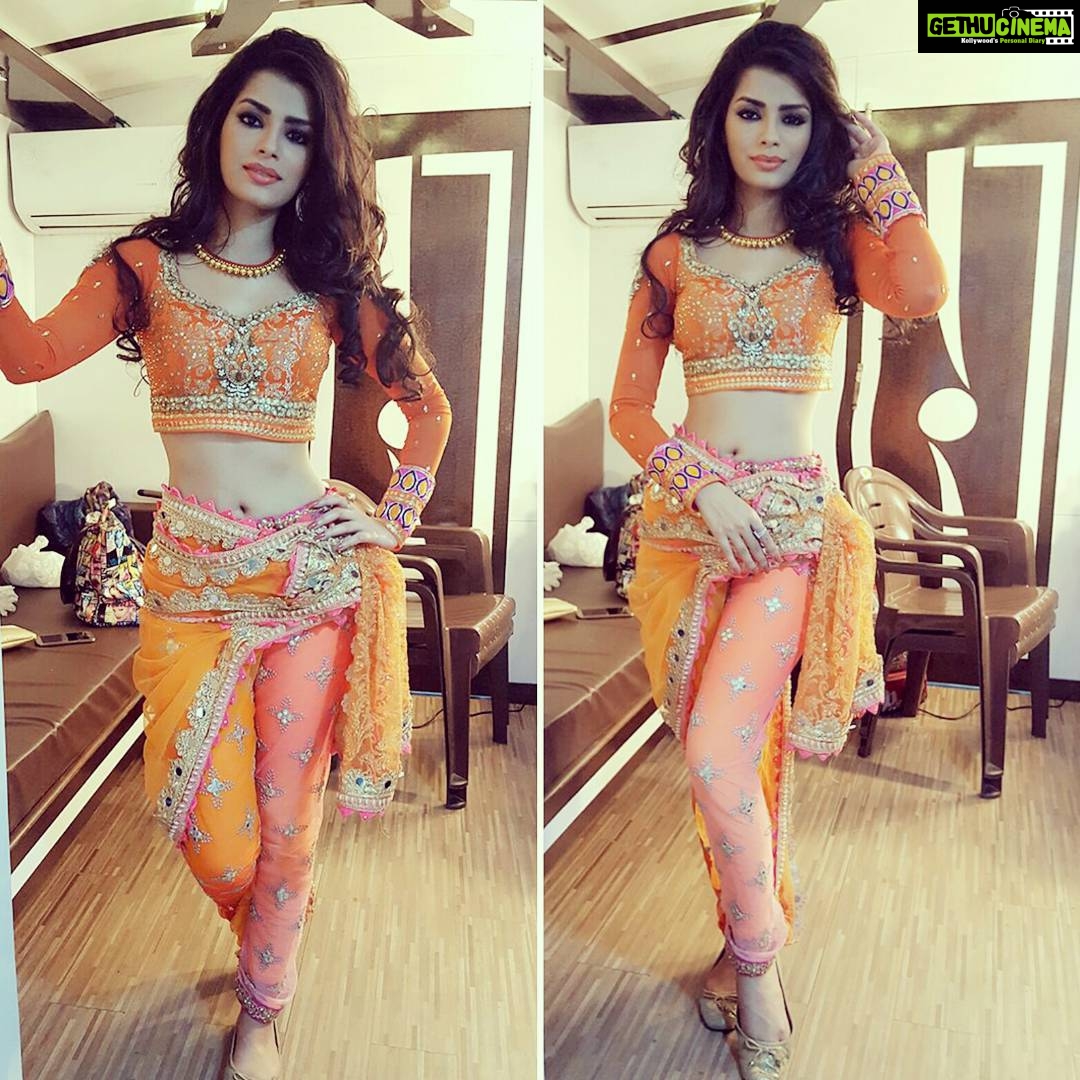Sonali Raut Instagram - Here's my look for the next item song #KolhapurchiMirchi. कशी दिसते मी? #ShootingLife #OnTheSets #WorkLife #Happiness #Dance Filmcity Mumbai