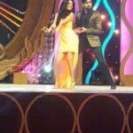 Sonali Raut Instagram - #BehindTheScene - Had a fun time with @PritamSingh9 on the sets of #BIGMemsaab. #LipstickLagaKe #Bollywood #shootLife #DanceLove #ZeeTV