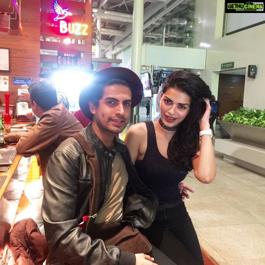 Sonali Raut Instagram - With the bestie just before boarding.... goaaaaaaaaaaa see you sooner!!!! @sushantdivgikar #besties #bff #Travels #black #blackisback #lastflight #oftheyear Chhatrapati Shivaji International Airport Terminal 1A