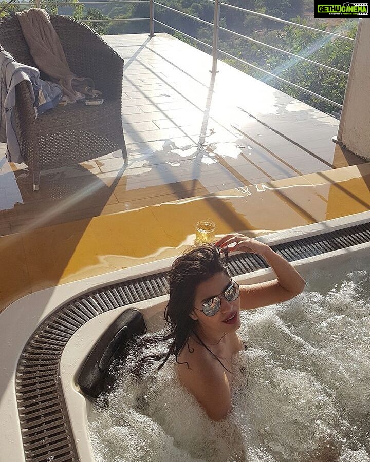 Sonali Raut Instagram - #AboutYesterday Jacuzzi time before the EVC Music Festival, Amby Valley. #FeelingRelaxed #ThoroughlyEnjoyed #Jacuzzi Amby Valley, Lonavala