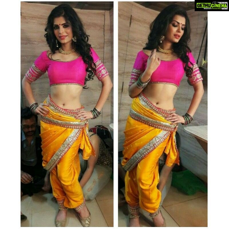 Sonali Raut Instagram - #ShootDiaries Another #navvari look. In love with the colour combination. #behindthescenes #scenes#shoot #bindi #payal #indian #ethnic #yellow #pink #MarathiMulgi