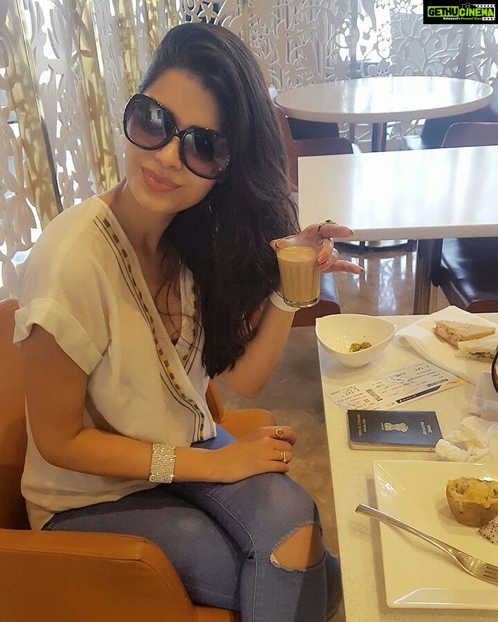 Sonali Raut Instagram - #ThailandBound #ChaiTime at the airport business lounge Off to shoot for @letsfface calendar