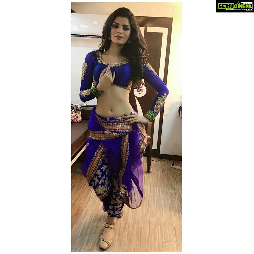 Sonali Raut Instagram - #ShootDiaries In love with the #navvari look. #MarathiMulgi