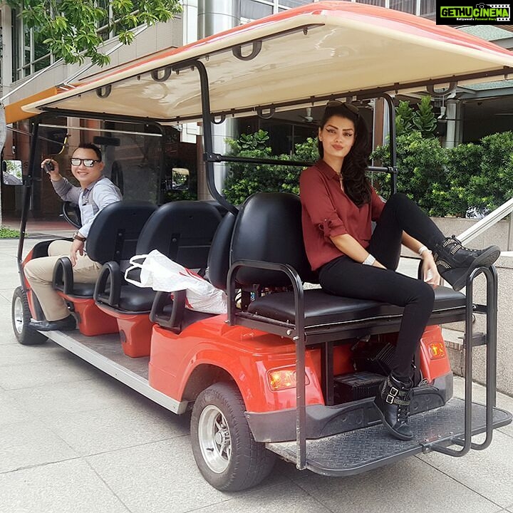 Sonali Raut Instagram - #TravelDiaries A day in #Jakarta. You just don't wanna walk when you can roam around in a #buggy. My favourite ride. #indonesia #traveler #globetrotter #aslisonali Jakarta, Indonesia