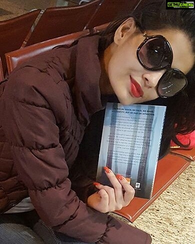 Sonali Raut Instagram - #AirportDiaries Flight to #Bali delayed, waiting and killing time. #aslisonali #airportstyle #travel #traveldiary #traveller #lovemylife #timetofly