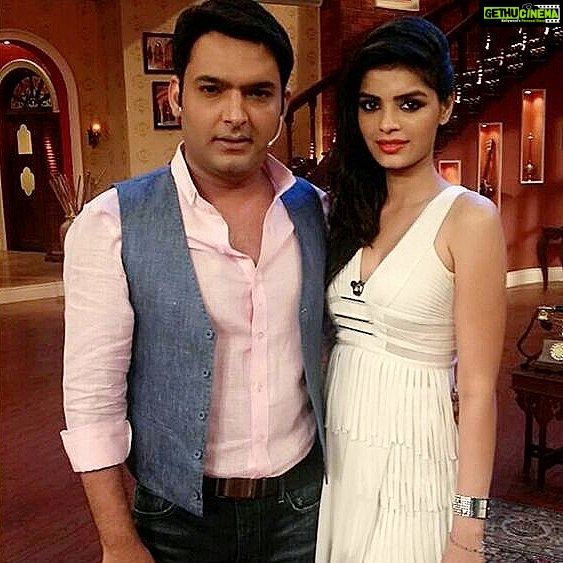 Sonali Raut Instagram - You just cannot stop laughing when you are with this man. Throwback during the promotions of my movie #TheXpose when I got to be on @kapilsharma's show. #aslisonali #kapilsharma #bestcomedian