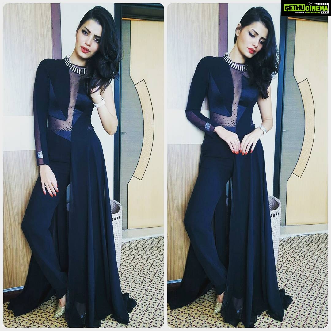 Sonali Raut Instagram - Getting ready for the Press Conference of Bahrain India Week 2016. Outfit Courtesy - @adarshraveendracouture #bahrain #biw2016 #aslisonali