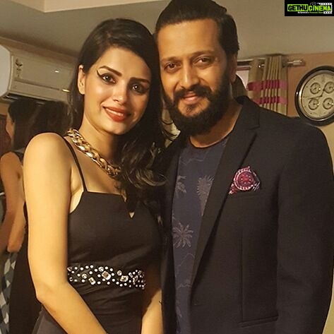 Sonali Raut Instagram - #AboutLastNight It was superfun with my #LipstickLagake co-star @riteishd #PartyTime #ManekaJoshisBirthdayBash #FriendsLikeFamily My Outfit Courtesy: @idiot_theory