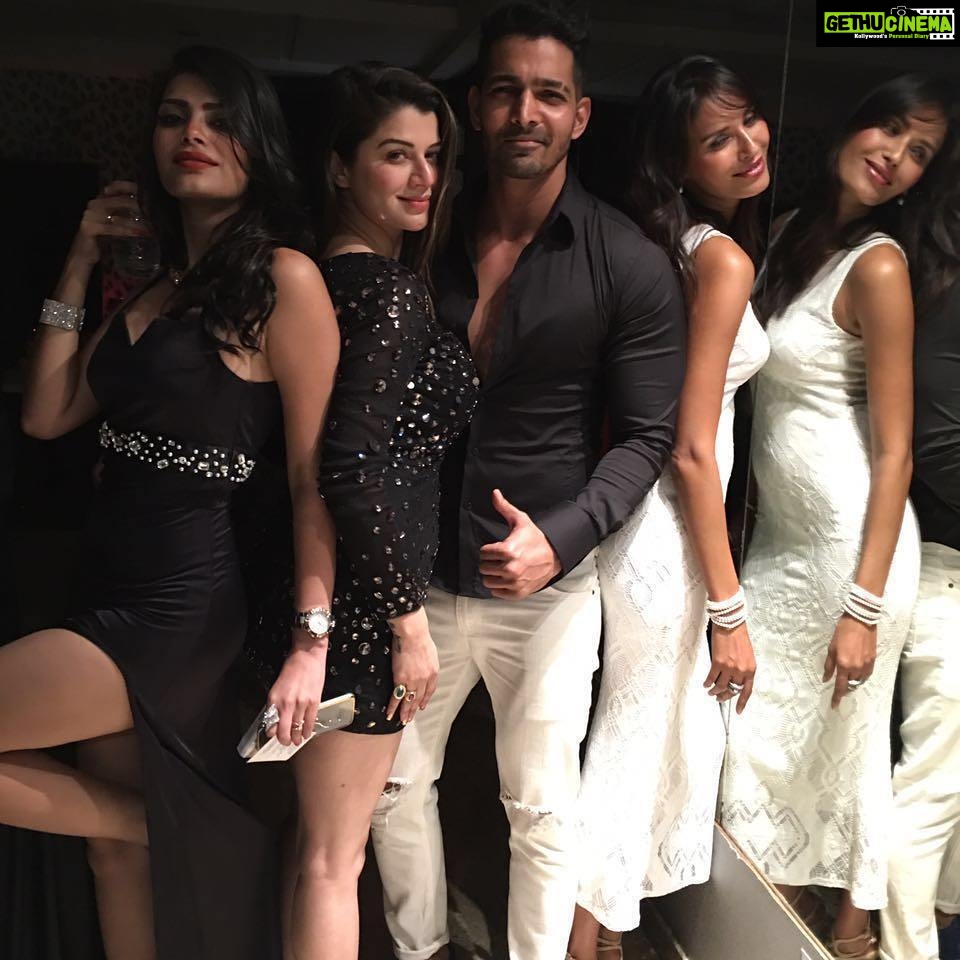 Sonali Raut Instagram - #AboutLastNight Having a blast with @ujjwalaraut @ikainaatarora @harshvardhanrane #PartyTime #ManekaJoshisBirthdayBash #FriendsLikeFamily My Outfit Courtesy: @idiot_theory