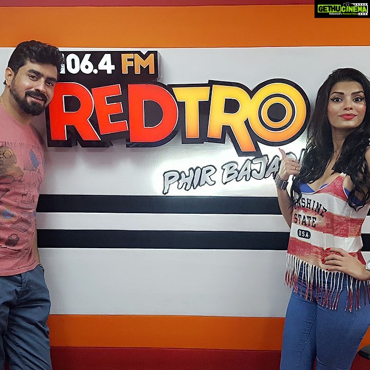 Sonali Raut Instagram - Live on air with Preetampyare on 106.4 RedtroFm today 11am to 12pm interview #GreatGrandMasti#LipstickLagaKe #aslisonali