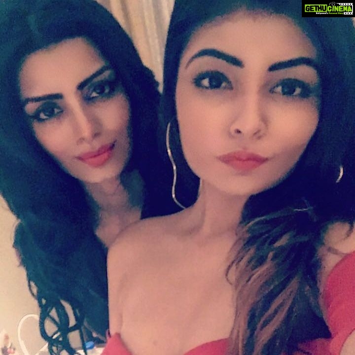 Sonali Raut Instagram - Girls night out 😘😘@sheneeddiscipline Taj Palace, New Delhi