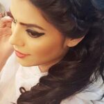 Sonali Raut Instagram - Behind the scenes 😍#Bridal Shoot # #ShootDiaries #Fun #HairMakeup#Braid# Jewelery #Indian #