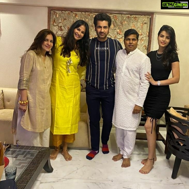 Sonali Raut Instagram - About lastnight Ganpati Darshan @imbhandarkar @anttimmaheshvwari @rupalisuri07 @iarjanbajwa @renubhandarkar45 @ricku_rocks @jayatotla @giorgia.andriani22 #ganpati #ganpatibappamorya #festival #festivevibes #celebration #darshan #fest