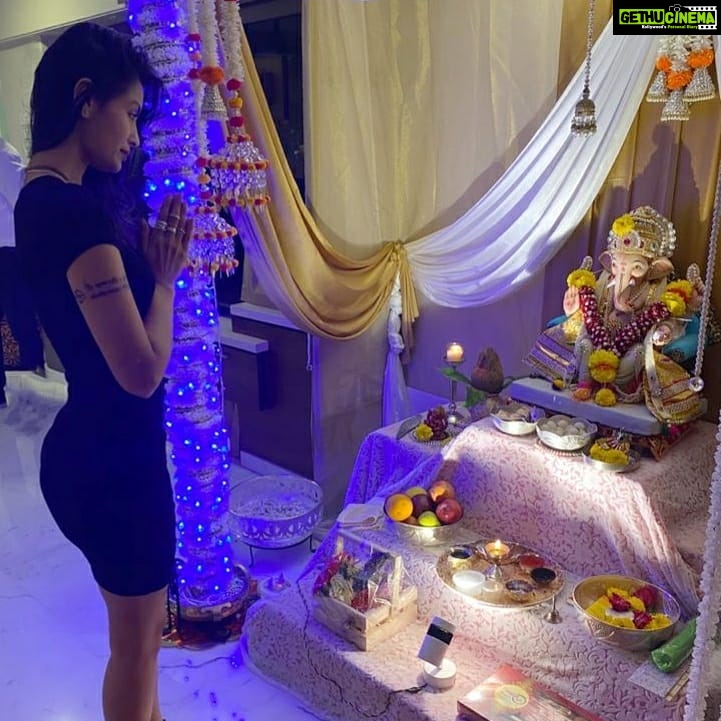Sonali Raut Instagram - About lastnight Ganpati Darshan @imbhandarkar @anttimmaheshvwari @rupalisuri07 @iarjanbajwa @renubhandarkar45 @ricku_rocks @jayatotla @giorgia.andriani22 #ganpati #ganpatibappamorya #festival #festivevibes #celebration #darshan #fest