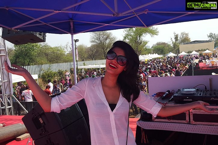 Sonali Raut Instagram - #Holi #Pune #Superfun #Colors #Sun #sunglasses #My city #My people #