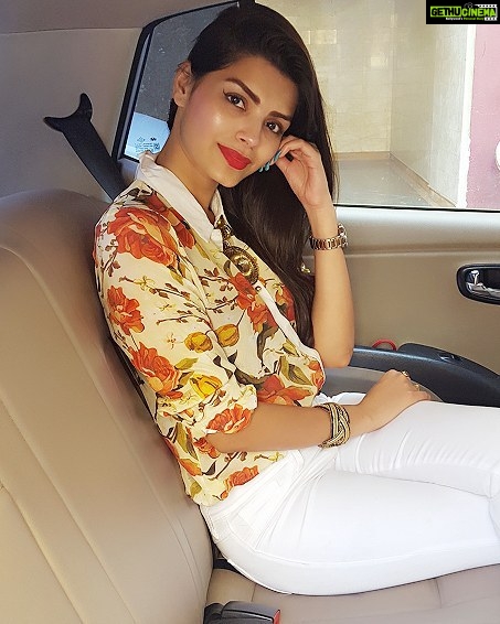Sonali Raut Instagram - Good morning #Morning meeting #Summer#Drive#Floral Print#White#Fittings#