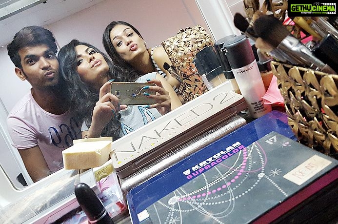 Sonali Raut Instagram - Shooting for magazine editorial with my fun team @devsoodstyling @makeupwithmaheleqa #goodmorning #glamsquad #shootmode #photoshoot #fun #magazine #stylist #makeupartist #loveit