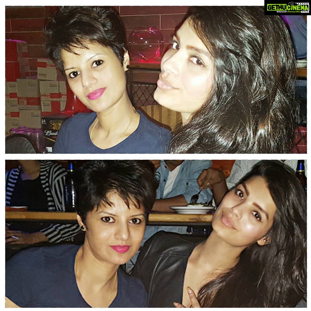 Sonali Raut Instagram - An evening with ur sister #Ashwini #Drinks #Food #Drama #fun night # Love her #😘