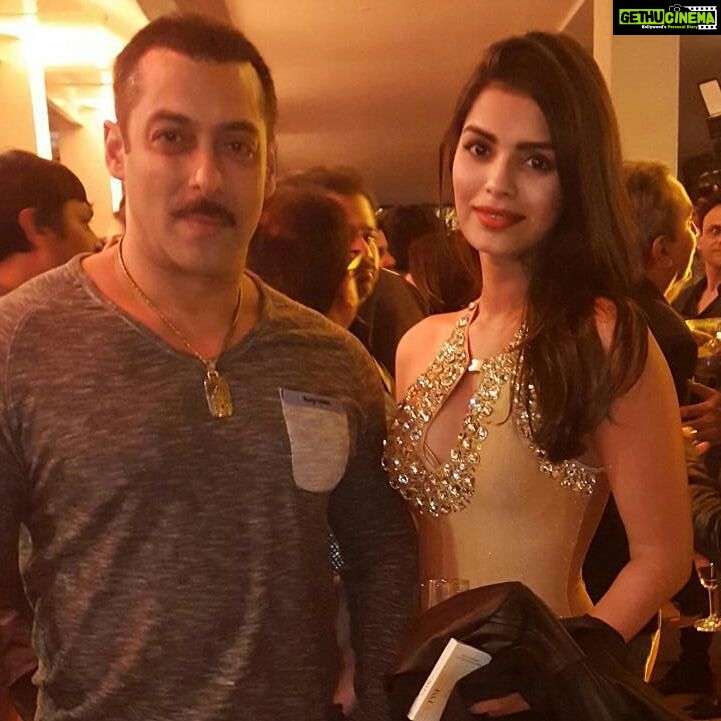 Sonali Raut Instagram - At #salmankhan's #birthdayparty !! ☺