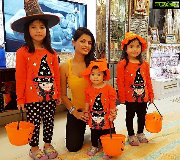 Sonali Raut Instagram - #chinesestory #mylilfans #funtime :) ☺ Hongkong City