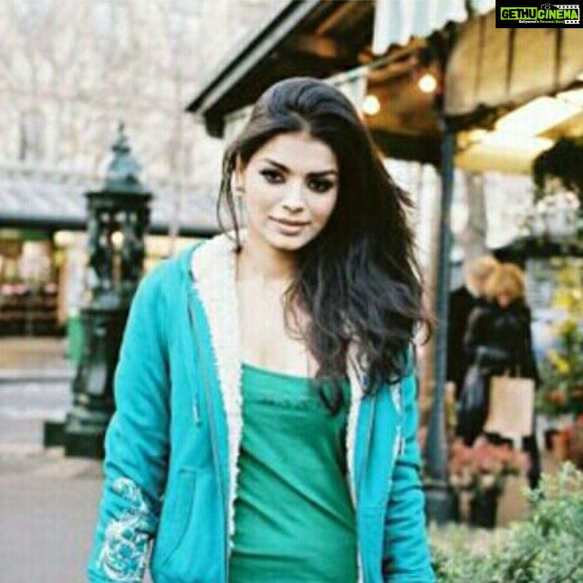Sonali Raut Instagram - #Simplicity is the ultimate form of #Sophistication . #HappyMorning :)