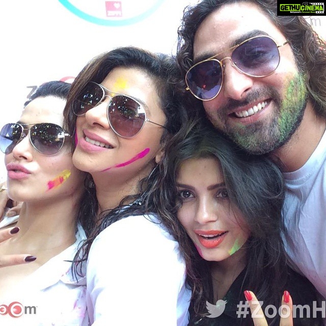 Sonali Raut Instagram - #Superfun #ZoomHoliParty with #Praneetbhatt #Sanakhan #Sambhavnaseth