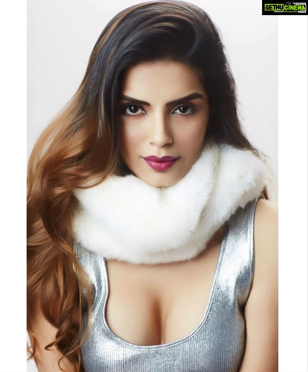 Sonali Raut Instagram - Wishing you a sexy, super, zabardast , xtra badhiya xtra special , ekdum mast dhinchak ekdum jhakaas Diwali!!! #diwali💥 #diwali2020 #diwaliwishes #happydiwali #diwalivibes #diwalimood🔛✨