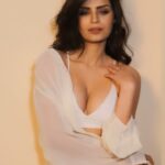 Sonali Raut Instagram – 🤍🤍💖🤍🤍

Video by @rohitzutshi17 
MUA @itsanukanwar 
White Shirt @kavita_sonchatra 
Production @elements_9 

#photography #white #beautiful #fitness #sonaliraut