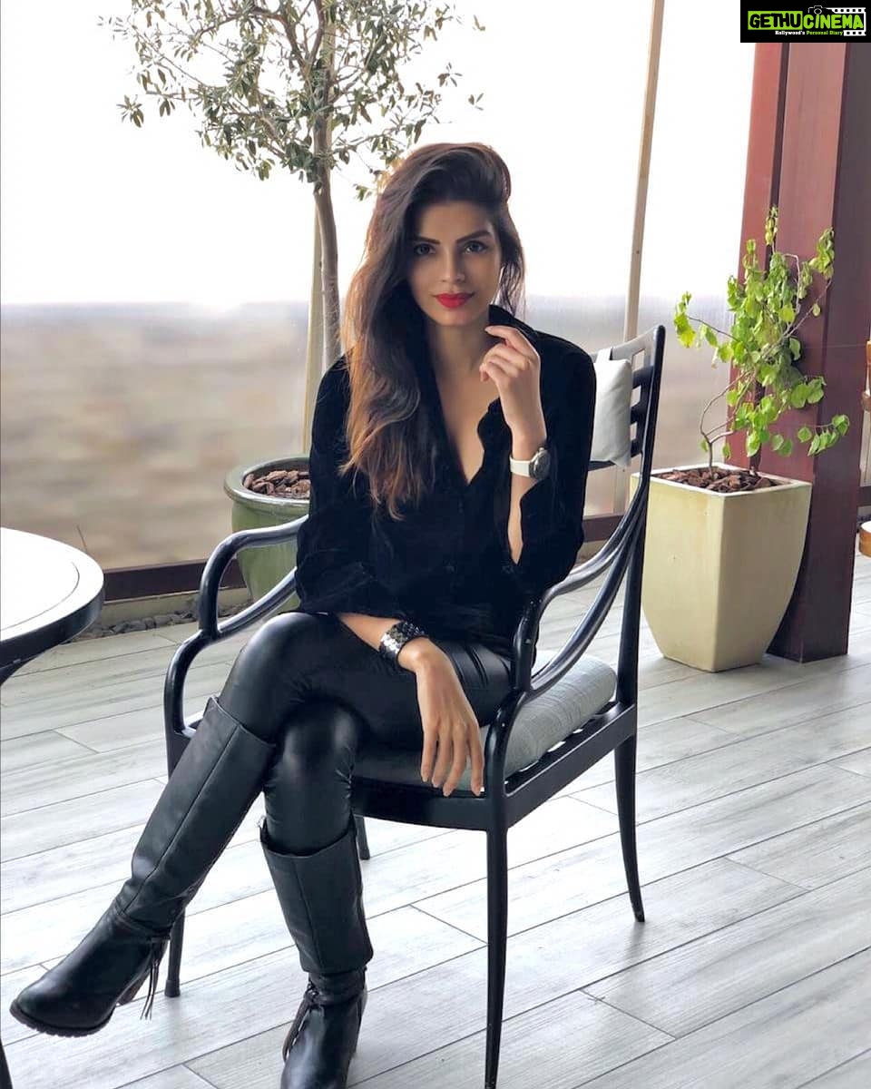 Sonali Raut Instagram - 🖤🖤🖤🖤 #smile #happyfeelings #happyface Dubai, United Arab Emirates