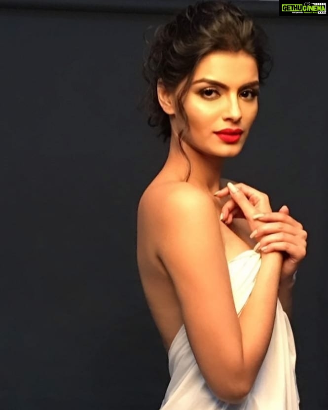 Sonali Raut Instagram - Eyes have their own vocabulary... What a beautiful language to learn!!! #behindthescenes #expression #beauty #beautyshot #shot #beyourself #beyou #shinebright #goldengirl