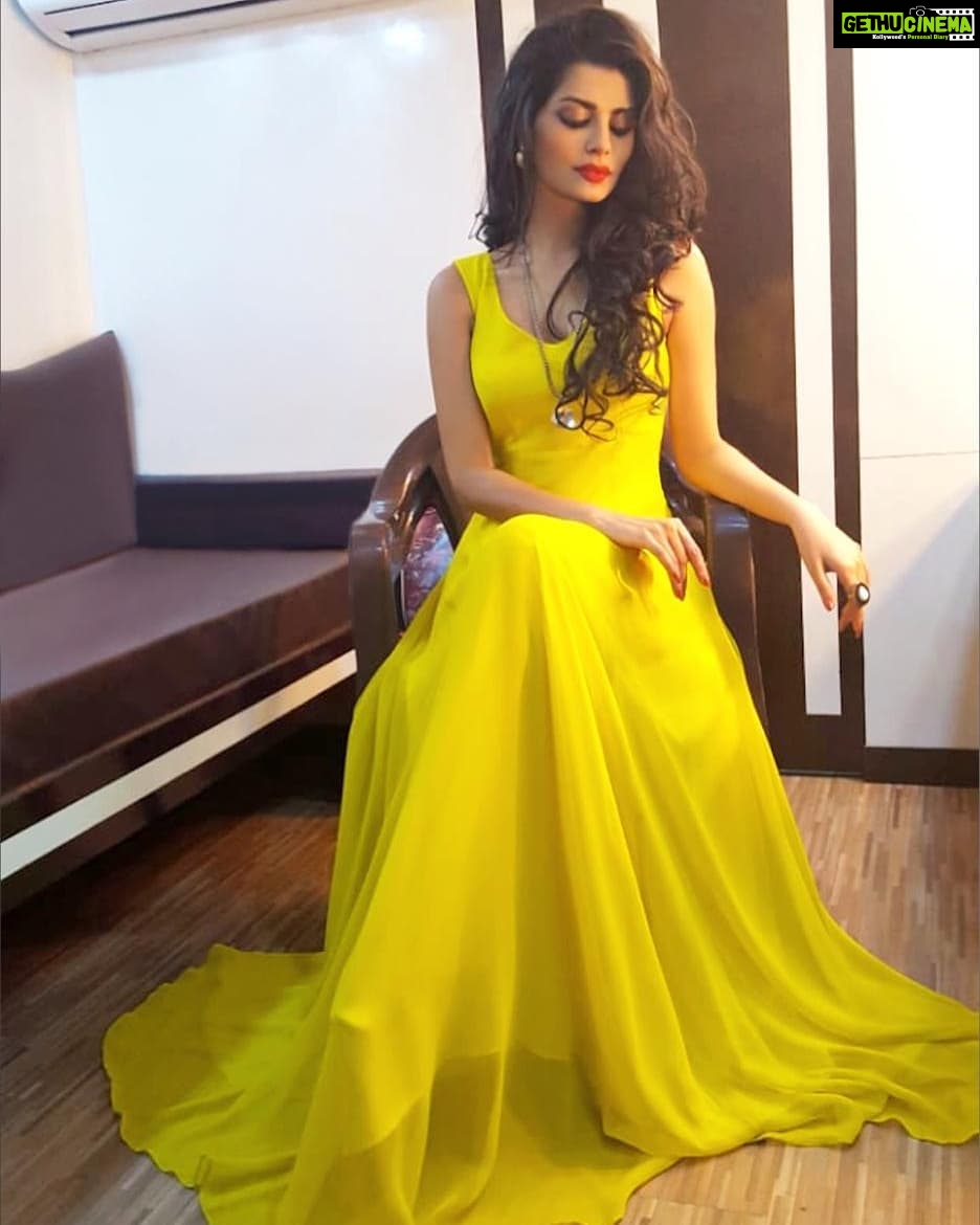 Sonali Raut Instagram - Yellow is capable of charming god!!🌞🌞 #shootdiaries #yellow #sundaylove #suncolors #beauty #beautiful #sunshine