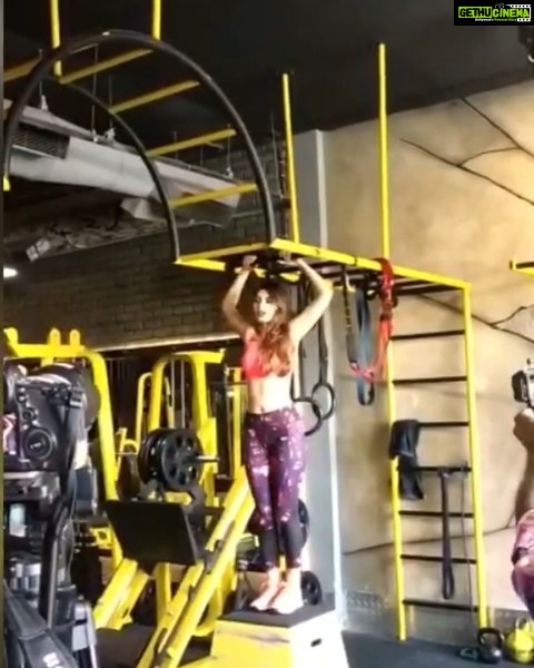 Sonali Raut Instagram - A healthy and a happy body is worth the effort!!💪💪 @shemarooent @riyazzamlani #fitness #bollywood #inthistogether #stayfitdontquit #noequipment #betterthannothing #inspireothers #betheinspiration #stillcounting #hanging #hanginthere