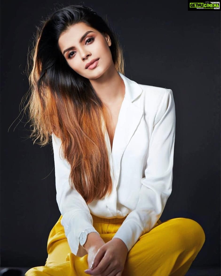 Sonali Raut Instagram - Simply Pretty!!! Outfit @rehanshahdesigns #pretty #mood #simple