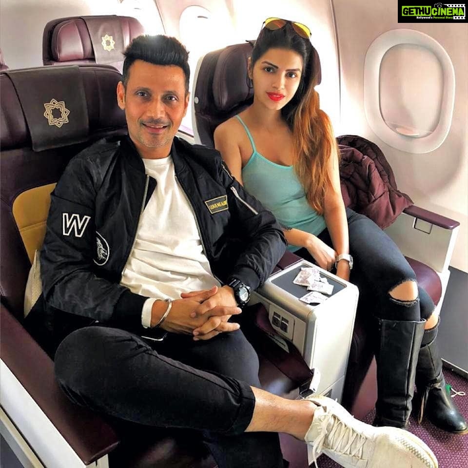 Sonali Raut Instagram - When we bump in a friend while travelling for work !! @meet_bros_manmeet . . . . #bollywood #actor #sonaliraut #singer #meetbros #manmeet #TRAVELTIME #traveldiaries #goa Goa International Airport
