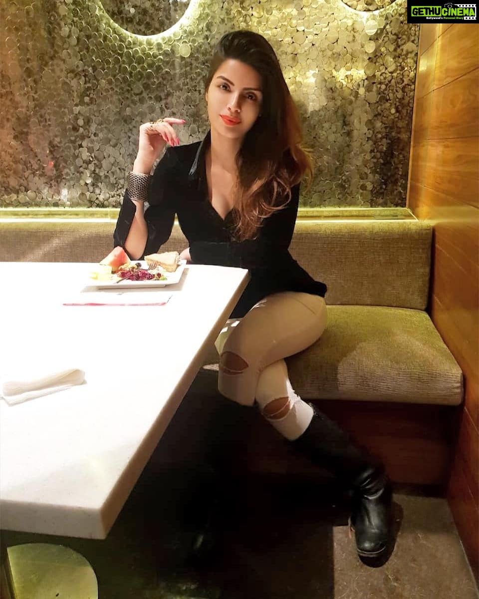 Sonali Raut Instagram - Off to Colombo!!!! #workmode #casino #casinoevent #ballyscasino #lastdayoftheyear #welcome2020 #travel #event #fun #srilankan #performance #blackandwhite T2 Mumbai Aiport Business Class