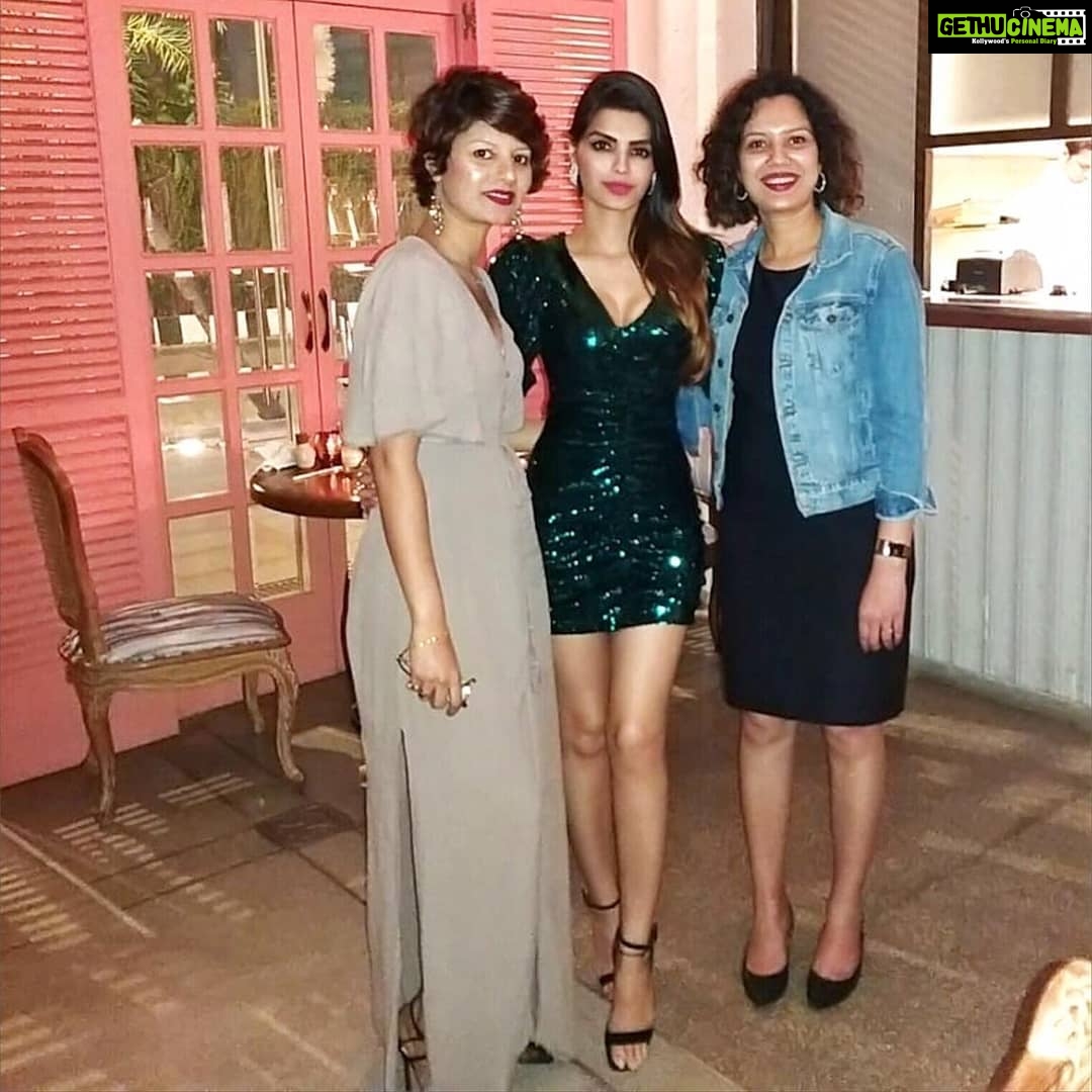Sonali Raut Instagram - What better way to spend Christmas EVE than with my lovable sisters🎅⛄🎄!!!! #christmastime #christmasgifts #party #familytime #christmaseve #sister #funtime #december #familyfirst #christmas2019