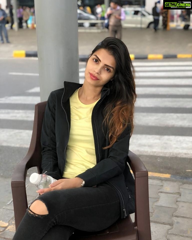 Sonali Raut Instagram - Lazy morning at Delhi airport!!!! #eventdiary #event #TRAVELMode #style #coldmornings #winter #workmode #work
