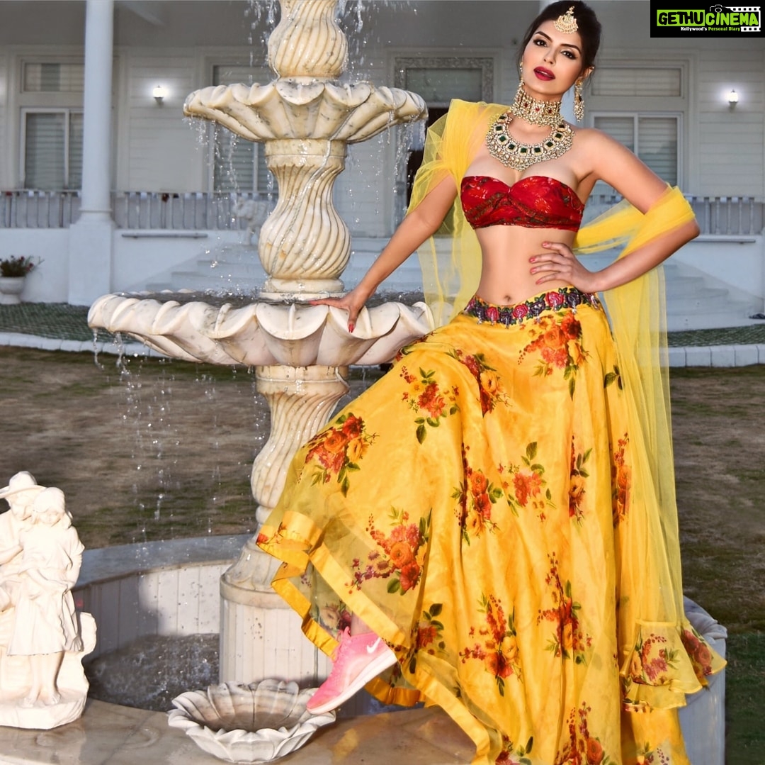 Sonali Raut Instagram - Desi Swag 🔛🧡🧡🧡!!! #photography #style #indian #colours #trendy #mix #sexyfeeling #weekend #red #orange #yellow #ethenic #fusion #swag #swagger #fun #jewelry #coolgirl #fashionable #fashionaddict #fashionista #shoes #hot