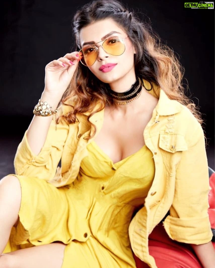 Sonali Raut Instagram - Yellow pe Yellow๐๐๐!!!!! Photography @rohitkhanvilkr Hair n makeup @blushing_tales_krimali Styled by @haaute Out fit & Accessories by @haaute #photography #style #yellow #glasses #sunshine #cute #fashion #fashionable #intrend #colours #beautyshot #bollywood