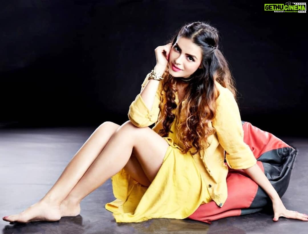 Sonali Raut Instagram - Yellow feverπππ!!!! #photo #photoshoot #photograph #yellow #yellowmellow #yellowjacket #dress #theme #colours #cute #summertime #sunshine #yellove #colours #bright #light #sunrise