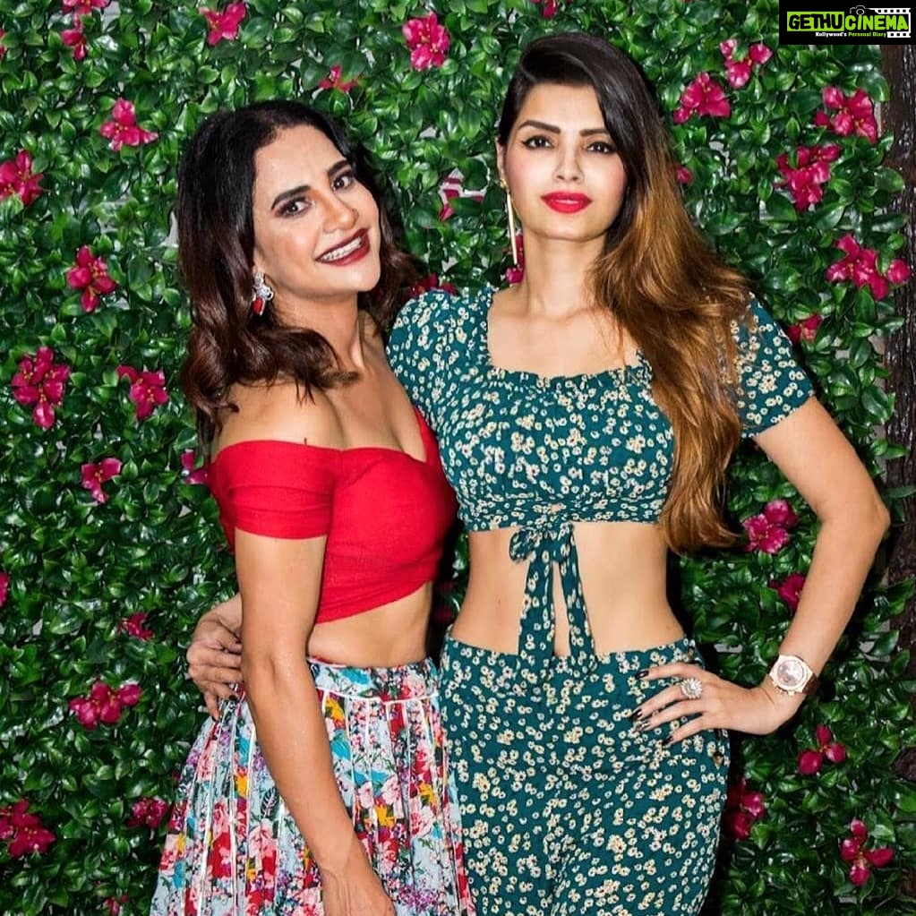 Sonali Raut Instagram - Masti with @lizaa_malik n @pritamsingh9 #party #partytime #friends #weekend #chilltime