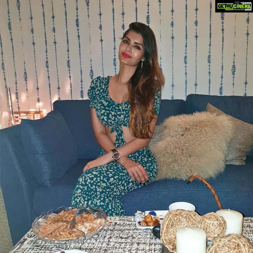 Sonali Raut Instagram - 💚💚!!!! #friends #fun #food #foodstagram #style #feelinggood #funtime #fridaynight #fit #freestyle #feelingfree